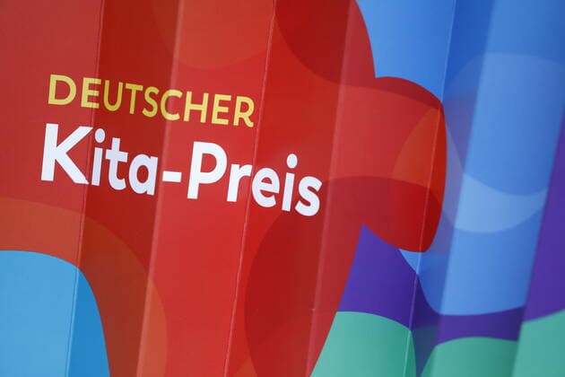 Deutschland, Berlin, Familienministerin Giffey überreicht 10.000-Euro-Scheck an Spandauer Gewinner des Deutschen Kita-Preises 2020