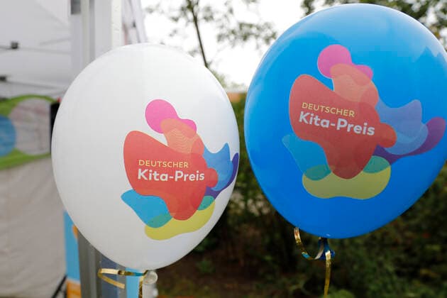 Deutschland, Berlin, Familienministerin Giffey überreicht 10.000-Euro-Scheck an Spandauer Gewinner des Deutschen Kita-Preises 2020