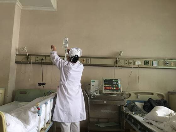 IMAGO Creative: Lokalhelden - Gesundheits- und Rettungskräfte Nurses in the hospital ward are hanging infusions and drugs.  825016617233154051
