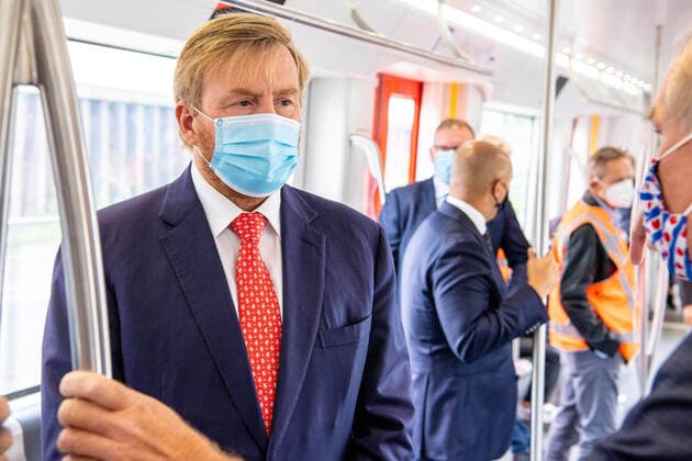 25-09-2020 Amsterdam King Willem-Alexander visited the to the North South line in Amsterdam. The Noord Zuidlijn, officially metro 52, was put into use in July 2018 and runs for a length of 9.7 kilometers via eight stations from Amsterdam-Noord to Amsterdam Zuid station.  Copyright: xPPEx