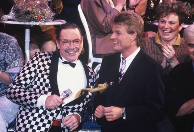Saenger Werner Böhm alias Gottlieb Wendehals (l-r) und Moderator Frank Papke bei einem Auftritt bei der Musikrevue am 17.12.1990 *** Singer Werner Böhm alias Gottlieb Wendehals l r and presenter Frank Papke at a performance at the Musikrevue on 17 12 1990
