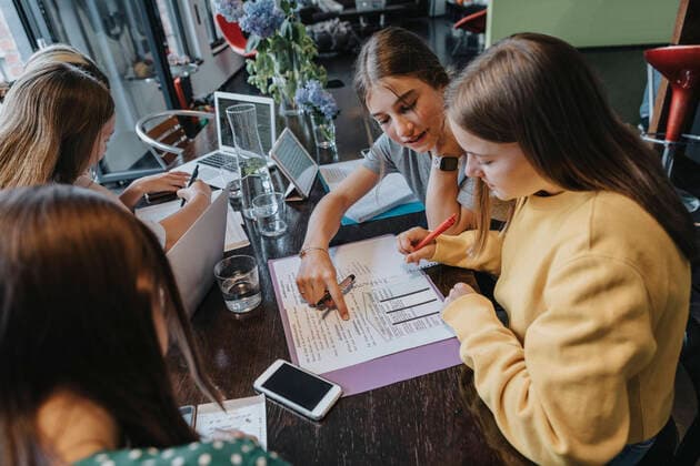 IMAGO Creative: Gesellschaft, Integration Teenage girls studying and learning from home, assisting eachother model released Symbolfoto property released MFF06011
