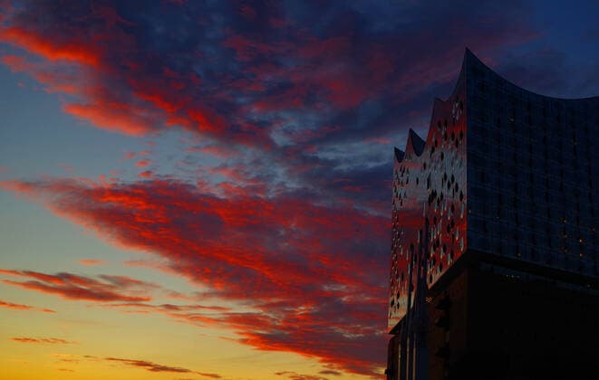 Hamburger Hafen: die Elbhilharmonie im Sonnenuntergang.