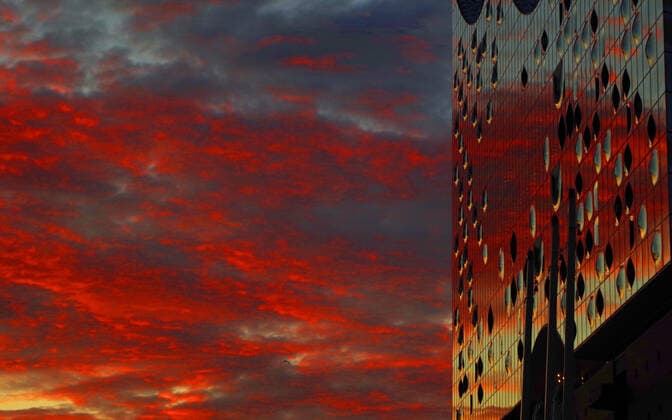 Hamburger Hafen: die Elbhilharmonie im Sonnenuntergang.
