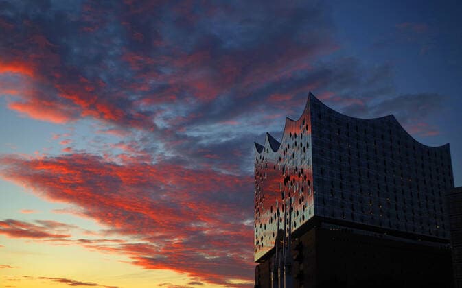Hamburger Hafen: die Elbhilharmonie im Sonnenuntergang.