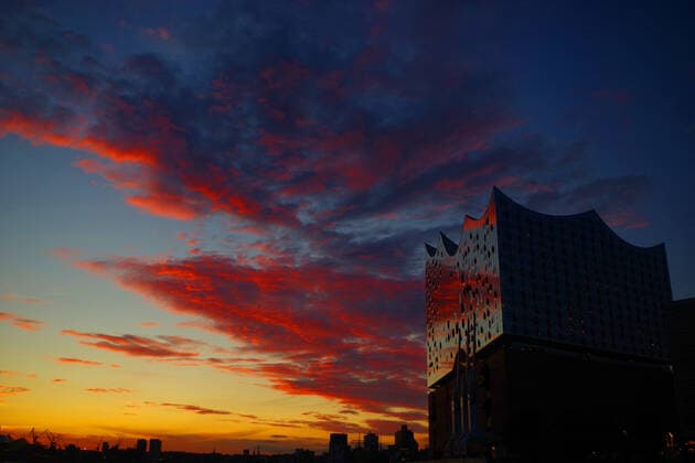 Hamburger Hafen: die Elbhilharmonie im Sonnenuntergang.