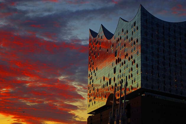 Hamburger Hafen: die Elbhilharmonie im Sonnenuntergang.
