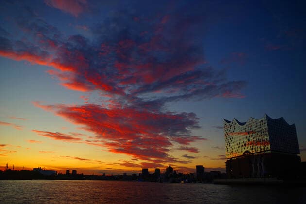 Hamburger Hafen: die Elbhilharmonie im Sonnenuntergang.