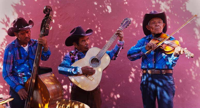 MEXICAN STREET MUSICIANS preforming - SAN MIGUEL DE ALLENDE, MEXICO McPLOV