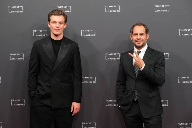 Bilder des Jahres 2020, Entertainment 09 September Entertainment Themen der Woche KW39 Entertainment Bilder des Tages Filmfest Hamburg Schauspieler Jannis Niewöhner mit Moritz Bleibtreu, der als Regisseur seinen Film Cortex vorstellt, Roter Teppich im CinemaxX Kino Hamburg Dammtor 25.9.2020 *** Filmfest Hamburg Actor Jannis Niewöhner with Moritz Bleibtreu, who as director presents his film Cortex, Red Carpet at CinemaxX cinema Hamburg Dammtor 25 9 2020