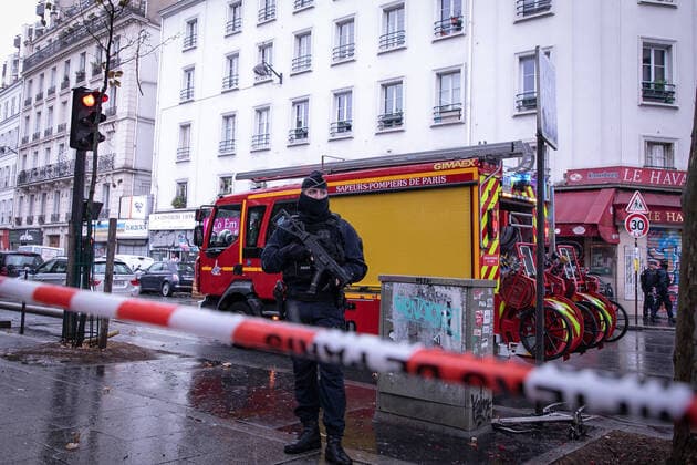 Bilder des Jahres 2020, News 09 September News Themen der Woche KW39 September 25, 2020, Paris, France: Police officer on guard at the premises where the attack occurred..Paris Police deploy a security operation around the former offices of Charlie Hebdo magazine following a stabbing attack on Boulevard Richard Lenoir. Paris France - ZUMAs197 20200925_zaa_s197_108 Copyright: xAndreinaxFloresx