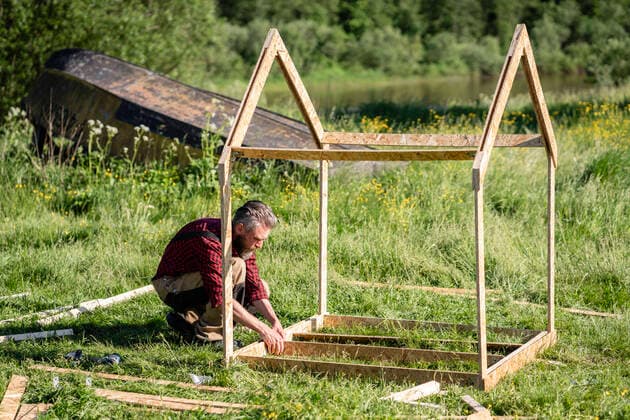 IMAGO Nature: Unsere Erde, Umweltverträgliche Herausforderungen, Recycling Carpenter working on building playhouse for children model released Symbolfoto VPIF02837