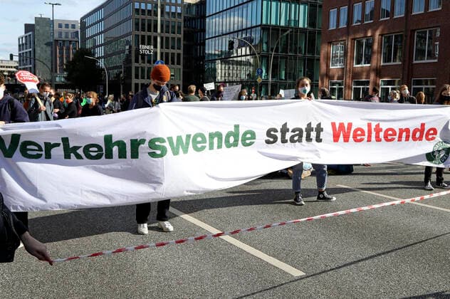 Demonstration von Fridays For Future unter dem Motto Kein Grad weiter beim 6. Globalen Klimastreik. Hamburg, 25.09.2020