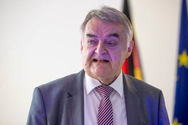 25.09.2020 , Essen , Verleihung Polizei - Award an couragierte Helfer im Polizeipräsidium Essen an der Büscherstraße 2-6. Herbert Reul , Innenminister des Landes Nordrhein-Westfalen NRW.
