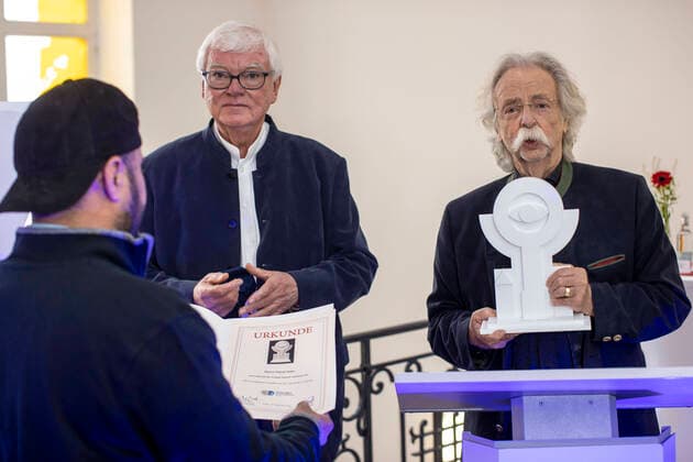 25.09.2020 , Essen , Verleihung Polizei - Award an couragierte Helfer im Polizeipräsidium Essen an der Büscherstraße 2-6. Bodo Hombach und Jean Pütz ehren Haval Isso für sein couragiertes Eingreifen am Bahnhof in Voerde.