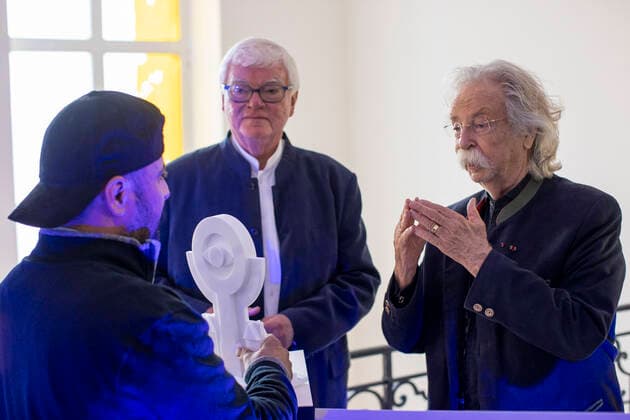 25.09.2020 , Essen , Verleihung Polizei - Award an couragierte Helfer im Polizeipräsidium Essen an der Büscherstraße 2-6. Professor Bodo Hombach und Jean Pütz verleihen den Polizei Award an Havel Isso Jangler.