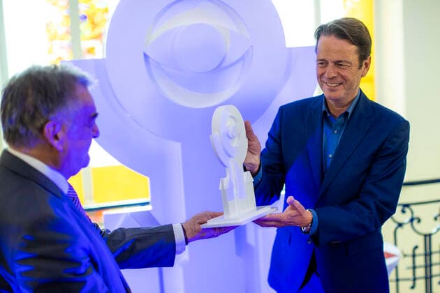 25.09.2020 , Essen , Verleihung Polizei - Award an couragierte Helfer im Polizeipräsidium Essen an der Büscherstraße 2-6. Herbert Reul , Innenminister des Landes Nordrhein-Westfalen NRW , ehrt Rudi Cerne , Moderator der ZDF-Fernsehsendung Aktenzeichen XY.