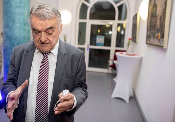 25.09.2020 , Essen , Verleihung Polizei - Award an couragierte Helfer im Polizeipräsidium Essen an der Büscherstraße 2-6. Herbert Reul , Innenminister des Landes Nordrhein-Westfalen NRW.
