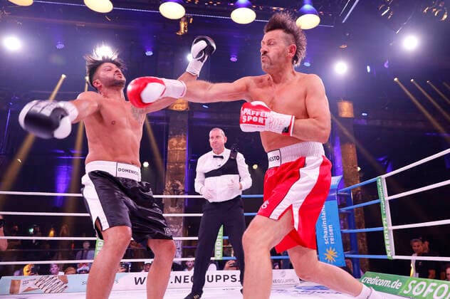 Bilder des Jahres 2020, Entertainment 09 September Entertainment Themen der Woche KW39 Ennesto Monte vs. Domenico de Cicco beim 2. Kampfabend von Das große SAT. Promiboxen in Die Halle Tor 2. Köln, 25.09.2020 *** Ennesto Monte vs Domenico de Cicco at the 2 fight evening of Das große SAT Promiboxen in Die Halle Tor 2 Cologne, 25 09 2020 Foto:xC.xHardtx xFuturexImage