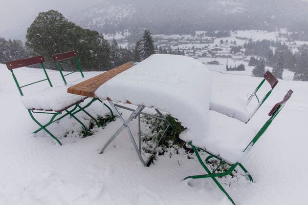 Bilder des Jahres 2020, News 09 September News Themen der Woche KW39 News Bilder des Tages 200926 Alpen. Was für ein Wetterwechsel in den Alpen. Nach 28 Â°C und Schwitzen nun bis zu 10 Zentimeter Neuschnee und Kälte. Der Sommer wurde von Tief Xyla regelrecht weggeblasen. Nach intensiven Schneefällen ist das Allgäu, hier vor allem die Ortschaft Oberjoch tief verschneit. Die Bäume sind zwar noch belaubt, doch überall liegt Schnee. Kinderspielplätze verschneit, Biergärten mit Schnee bedeckt, Winterschuhe, Winterjacke, Mütze nach dem Wettersturz muss man sich nun komplett anders kleiden. Blumen ächzen unter der Schneelast und erste Touristen bauen schon riesige Schneerollen. Die Kinder rodeln den Hang hinunter und auch eine dicke Schneeballschlacht ist möglich. Doch einige Touristen wurden auch eiskalt überrascht.