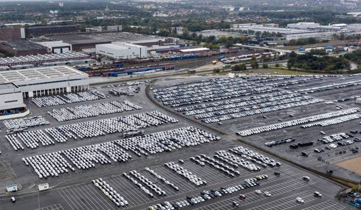 News Bilder des Tages Volkswagen Neuwagen Wolfsburg Wolfsburg, DEU, 26.09.2020 - Blick auf fertiggestellte Volkswagen Fahrzeuge im Werk Wolfsburg. Der Absatz von Neuwagen brach seit Beginn der Coronakrise im Fruehjahr ein. Wolfsburg Niedersachsen Deutschland *** Volkswagen New Cars Wolfsburg Wolfsburg, DEU, 26 09 2020 View of completed Volkswagen vehicles at the Wolfsburg plant New car sales have collapsed since the beginning of the corona crisis in spring Wolfsburg Lower Saxony Germany