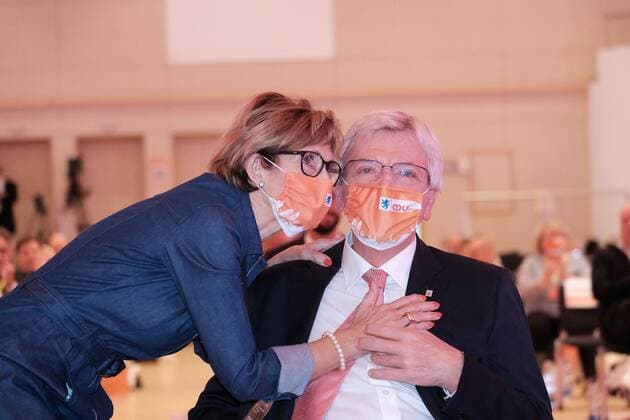 Bilder des Jahres 2020, News 09 September News Themen der Woche KW39 News Bilder des Tages 26.09.2020 xkhx 34508 Willingen (Upland) Landesparteitag der CDU Hessen Hessens Ministerpräsident Bouffier ist in Willingen erneut zum CDU-Landesvorsitzenden gewählt worden und von Ehefrau Ursula gibt es Küsschen mit Mundschutz *** 26 09 2020 xkhx 34508 Willingen Upland State Party Conference of the CDU Hessen Hessian Prime Minister Bouffier has been re-elected CDU State Chairman in Willingen and his wife Ursula will give kisses with a mouth guard