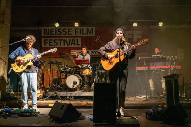 Görlitz, 25.9.2020 Im Rahmen des diesjährigen Fokus Films For Future des 17. Neiße Filmfestivals 2020 spielen Dota Kehr und Band im Kühlhaus Görlitz. Sie unterstützt mit ihren Auftritten seit langem die Bewegung Fridays for Future und setzt sich in ihren Songs u.a. aktiv mit Umweltschutz und Migration auseinander. Görlitz Deutschland