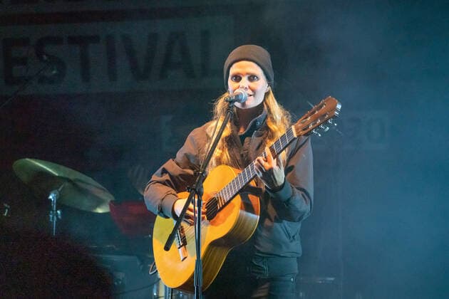 Görlitz, 25.9.2020 Im Rahmen des diesjährigen Fokus Films For Future des 17. Neiße Filmfestivals 2020 spielen Dota Kehr und Band im Kühlhaus Görlitz. Sie unterstützt mit ihren Auftritten seit langem die Bewegung Fridays for Future und setzt sich in ihren Songs u.a. aktiv mit Umweltschutz und Migration auseinander. Görlitz Deutschland