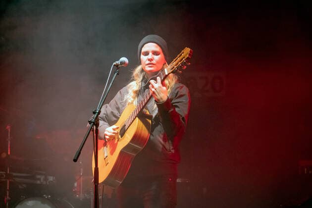 Görlitz, 25.9.2020 Im Rahmen des diesjährigen Fokus Films For Future des 17. Neiße Filmfestivals 2020 spielen Dota Kehr und Band im Kühlhaus Görlitz. Sie unterstützt mit ihren Auftritten seit langem die Bewegung Fridays for Future und setzt sich in ihren Songs u.a. aktiv mit Umweltschutz und Migration auseinander. Görlitz Deutschland