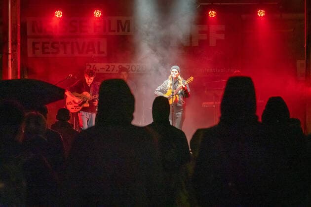 Görlitz, 25.9.2020 Im Rahmen des diesjährigen Fokus Films For Future des 17. Neiße Filmfestivals 2020 spielen Dota Kehr und Band im Kühlhaus Görlitz. Sie unterstützt mit ihren Auftritten seit langem die Bewegung Fridays for Future und setzt sich in ihren Songs u.a. aktiv mit Umweltschutz und Migration auseinander. Görlitz Deutschland