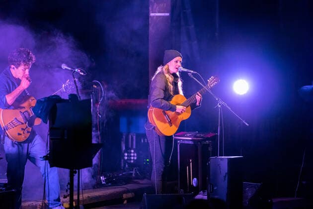 Görlitz, 25.9.2020 Im Rahmen des diesjährigen Fokus Films For Future des 17. Neiße Filmfestivals 2020 spielen Dota Kehr und Band im Kühlhaus Görlitz. Sie unterstützt mit ihren Auftritten seit langem die Bewegung Fridays for Future und setzt sich in ihren Songs u.a. aktiv mit Umweltschutz und Migration auseinander. Görlitz Deutschland