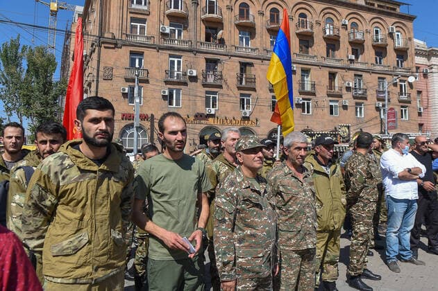 Bilder des Jahres 2020, News 09 September News Themen der Woche KW39 News Bilder des Tages YEREVAN, ARMENIA - SEPTEMBER 27, 2020: Servicemen and members of the Armenian Revolutionary Federation (ARF) gather by a statue of Aram Manukyan among volunteers who are to set off for Nagorno-Karabakh as tensions rise between Armenia and Azerbaijan over the disputed region. On September 27, 2020, the Armenian government declared martial law and general mobilization in the country. Melik Baghdasaryan Photolure TASS  TS0E89C7