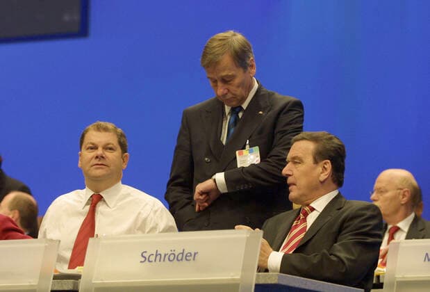 Frueherer Bundeswirtschaftsminister Wolfgang Clement im Alter von 80 Jahren gestorben. Archivfoto: Bundesparteitag der SPD in Bochum: SPD-Generalsekretaer Olaf SCHOLZ, Bundesarbeitsminister Wolfgang CLEMENT und Bundeskanzler Gerhard SCHROEDER auf dem Podium, 17.11.2003. *** Former Federal Minister of Economics Wolfgang Clement died at the age of 80 Archive photo Federal Party Conference of the SPD in Bochum SPD Secretary General Olaf SCHOLZ, Federal Minister of Labour Wolfgang CLEMENT and Federal Chancellor Gerhard SCHROEDER on the podium, 17 11 2003