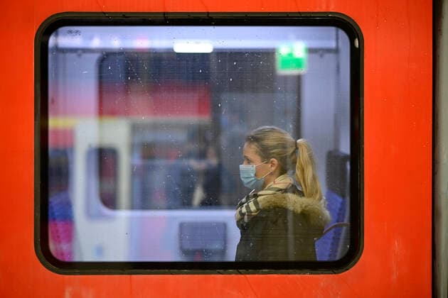Coronavirus Frau mit Mundschutzmaske, sitzt in Zug, Corona-Krise, Stuttgart, Baden-Württemberg, Deutschland Stuttgart Baden-Württemberg Deutschland