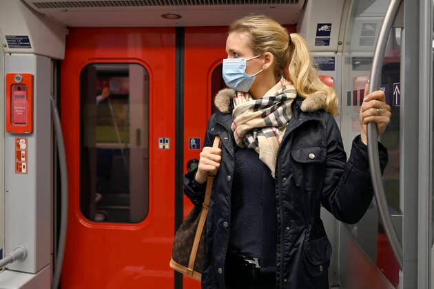 Coronavirus Frau mit Mundschutzmaske, steht in S-Bahn, Corona-Krise, Stuttgart, Baden-Württemberg, Deutschland Stuttgart Baden-Württemberg Deutschland