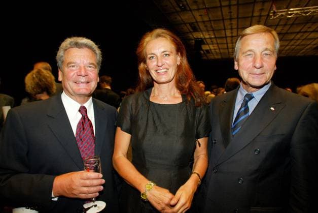 Deutsche Stiftung 31.08.2003 (R-L) Bundeswirtschaftsminister Wolfgang Clement (SPD) + Irene Schulte-Hillen + Joachim Gauck bei der Veranstaltung - Deutschlandreise - , Deutsche Stiftung im Konzerthaus a Gendarmenmarkt, Berlin - 31.08.2003 -