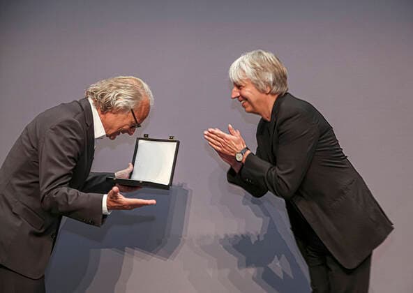 Bilder des Jahres 2020, Entertainment 09 September Entertainment Themen der Woche KW39 Entertainment Bilder des Tages Regisseur Andreas Dresen ( rechts ) erhält den Theodor Heuss Preis 2020, Jan Hofmann von der Theodor Heuss Stiftung überreicht die Urkunde, Stuttgart, Hauds der Wirtschaft