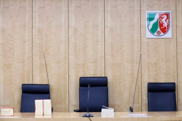23.09.2020 Münster Verhandlung , Prozess am Oberverwaltungsgericht NRW Saal mit NRW Logo leere Stühle Blick in den Saal