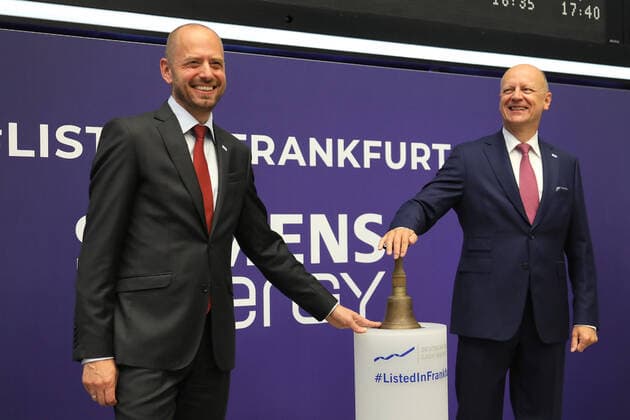 Bilder des Jahres 2020, News 09 September News Themen der Woche KW40 News Bilder des Tages 28.09.2020, Frankfurt, DEU Boersengang der Siemens Energy AG an der Frankfurter Boerse. Christian Bruch, Finanzvorstand der Siemens AG, CFO und Ralf Thomas, Vorstandsvorsitzender der Siemens AG, CEO, mit der Boersenglocke *** 28 09 2020, Frankfurt, DEU Initial public offering of Siemens Energy AG on the Frankfurt Stock Exchange Christian Bruch, CFO of Siemens AG, CFO and Ralf Thomas, CEO of Siemens AG, CEO, with the stock exchange bell