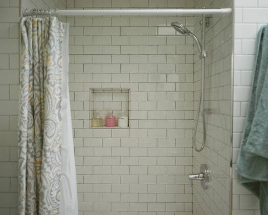 IMAGO Creative: Frühjahrsputz Tiled shower in AirBNB Vacation bathroom with green towel and soap Portland, OR, United States CR_BEDI200927G-512833-01