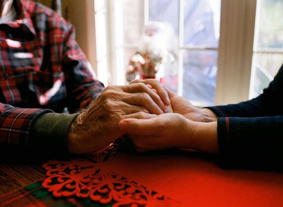 Daughter holding father s aged hands. Comforting and warming Garner, NC, United States CR_BEDI200927J-512913-01 ,model released, Symbolfoto