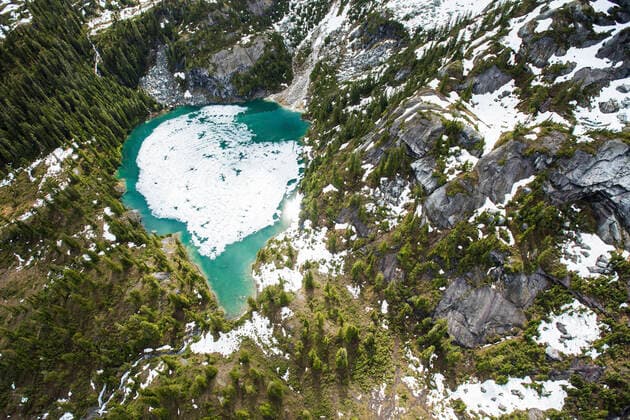 IMAGO Nature: Unsere Erde, Klimawandel, Gletscherschmelze Aerial view of ice melting off alpine alpine lake, Spring has arrived! Vancouver, BC, Canada CR_JDIP200923C-501478-01