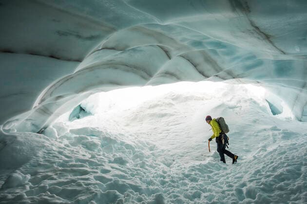 IMAGO Creative: Klimawandel - Zukunft und Innovation Adventurous explorer hikes though glacial ice cave near Vancouver, B.C Vancouver, BC, Canada CR_JDIP200923C-501481-01 ,model released, Symbolfoto