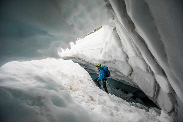 IMAGO Creative: Alternativer Wintersport Mountaineer climbs out of glacial cave near, Coast Mountains, B.C. Vancouver, BC, Canada CR_JDIP200923C-501533-01 ,model released, Symbolfoto