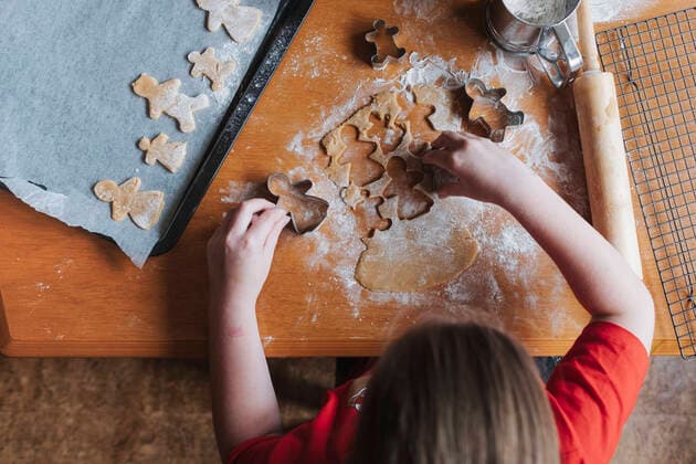 Overhead view of a girl using cookie cutters to make gingerbread man Hawera, Taranaki, New Zealand CR_LVBS200923-487923-01 ,model released, Symbolfoto