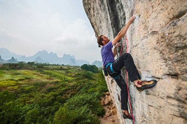 IMAGO Creative: Sport Dichotomien - Land und Wasser man climbing on the limestone cliff White Mountain in Yangshuo Guilin, Guangxi, China CR_THHE200927D-511290-01 ,model released, Symbolfoto