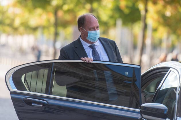 Berlin, Helge Braun verlässt Bundestag Deutschland, Berlin - 28.09.2020: Im Bild ist Helge Braun (Bundesminister für besondere Aufgaben, cdu) beim Verlassen des Bundestags nach der Sitzung der Fraktion im deutschen Bundestags zu sehen. Berlin Bundestag Berlin Deutschland