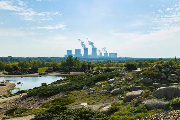 Findlingspark Nochten Der Lausitzer Findlingspark Nochten ist ein etwa 20 Hektar großer Landschaftsgarten südwestlich von Weißwasser in der Oberlausitz. Er entstand nordöstlich von Nochten in den Jahren 2000 bis 2003 auf der Rekultivierungsfläche des Braunkohletagebaues Nochten. Boxberg Sachsen GERMANY *** Findlingspark Nochten The Lusatian Findlingspark Nochten is an approximately 20 hectare landscape garden southwest of Weißwasser in Upper Lusatia It was created northeast of Nochten in the years 2000 to 2003 on the recultivation area of the Nochten open-cast lignite mine Boxberg Saxony GERMANY