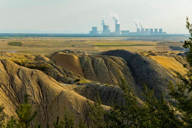 Tagebau Nochten Der Tagebau Nochten ist ein Braunkohletagebau in der nördlichen Oberlausitz, der von der Lausitz Energie Bergbau AG betrieben wird. Im Tagebau Nochten werden bis zu 18 Millionen Tonnen Braunkohle im Jahr gefördert. Blick über die Abraumhalden zum Kraftwerk Boxberg. Weißwasser Oberlausitz Sachsen GERMANY *** Nochten open-cast mine Nochten open-cast mine is a lignite open-cast mine in the northern Upper Lusatia, operated by Lausitz Energie Bergbau AG In the Nochten open-cast mine up to 18 million tons of lignite are mined per year View over the spoil heaps to the Boxberg Weißwasser power plant Upper Lusatia Saxony GERMANY