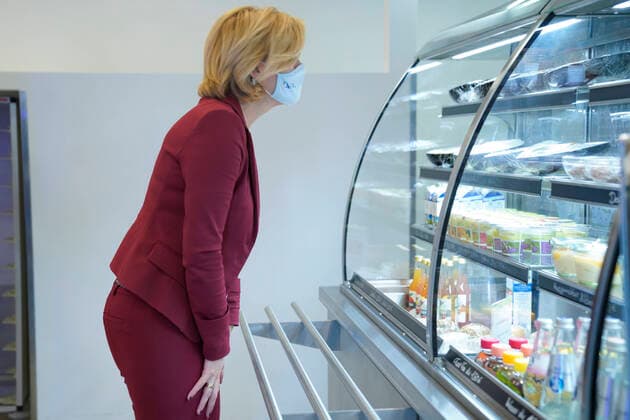 News Bilder des Tages Besuch von Bundesministerin Julia Kloeckner in der Betriebsgastaette der EKBO in Berlin-Friedrichshain Aktuell, 29.09.2020, Berlin, Julia Kloeckner, die Ernaehrungsministerin laesst es sich nicht nehmen die guten Speisen der Kantine und der Betriebsgaststaette der Evangelischen Kirche Berlin Brandenburg-schlesische Oberlausitz (EKBO) zu probieren. Berlin Berlin Deutschland *** Visit by Federal Minister Julia Kloeckner to the EKBOs company restaurant in Berlin Friedrichshain Aktuell, 29 09 2020, Berlin, Julia Kloeckner, the Minister of Food and Nutrition does not miss the opportunity to taste the good food in the canteen and the company restaurant of the Protestant Church Berlin Brandenburg Silesian Upper Lusatia EKBO Berlin Berlin Germany